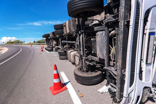 4 things you should know about tractor trailers to prevent a traffic  accident - Queener Law